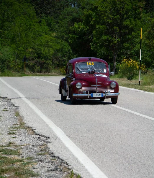 Urbino Włochy Czerwca 2022 Renault 1948 Starym Samochodzie Wyścigowym Rajdzie — Zdjęcie stockowe