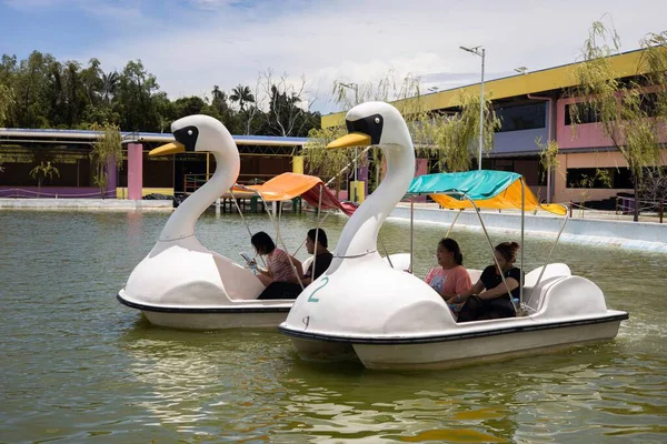 马来西亚科塔Kinabalu的一个游乐园里 一家人坐在鸭船上 — 图库照片