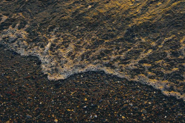 岩だらけの海岸線を覆う美しい水のショット — ストック写真