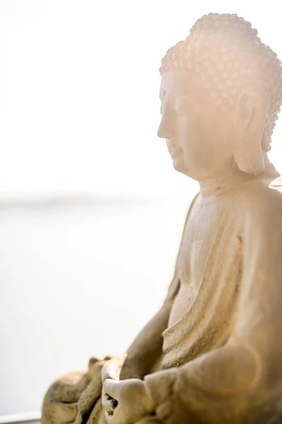 Close Escultura Buddha Contra Mar Céu Limpo Durante Dia Ensolarado — Fotografia de Stock