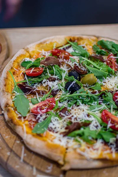 Vertical Shot Pizza Arugula Tomatoes Cheese Wooden Plate — Stock Photo, Image