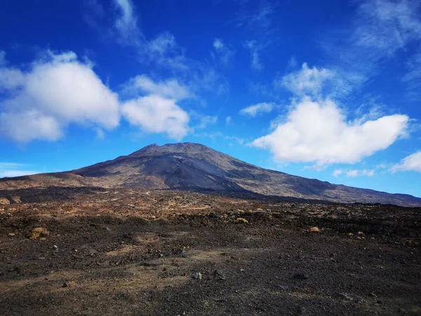 Bulutlu Bir Gökyüzüne Karşı Büyüleyici Bir Volkanik Dağ Manzarası — Stok fotoğraf