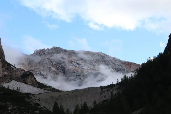 Paesaggio Montagne Rocciose Dolomitiche Con Cielo Nebbioso Trentino Alto Adige — Foto Stock