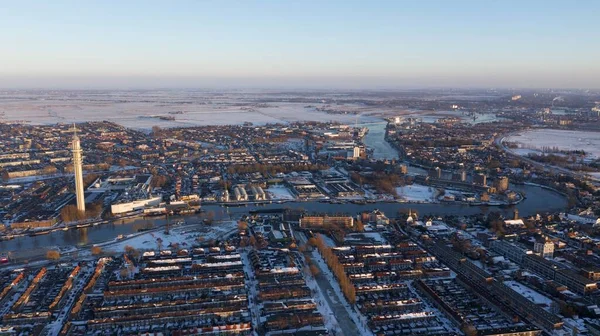 Karla Kaplı Bir Şehirde Dolambaçlı Bir Nehrin Hava Manzarası — Stok fotoğraf