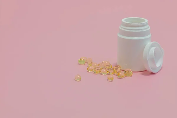 Крупним Планом Знімок Білої Таблетки Жовті Капсули Рожевому Фоні — стокове фото