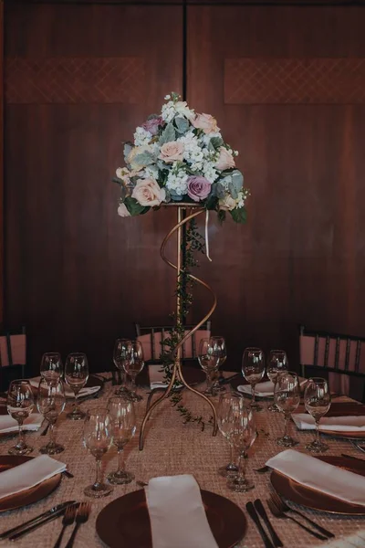 Eine Vertikale Aufnahme Eines Festlichen Interieurs Mit Pastellfarbener Hochzeitsdekoration — Stockfoto
