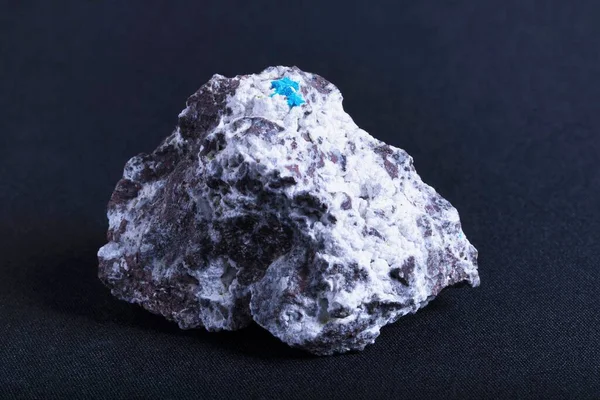 Погляд Зразок Сирого Мінералу Ятидесятниці Чорному Тлі — стокове фото
