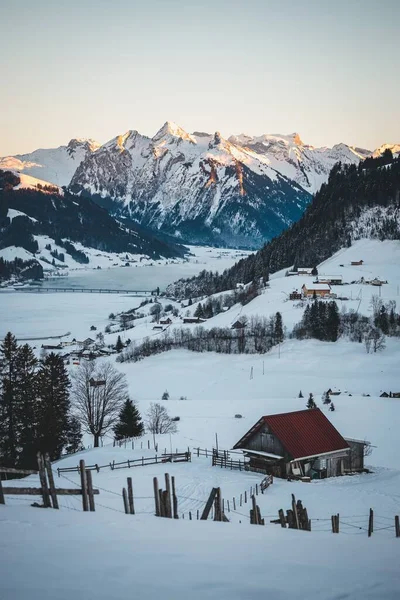 Pionowe Ujęcie Zimowego Krajobrazu Domkiem Tle Alp — Zdjęcie stockowe