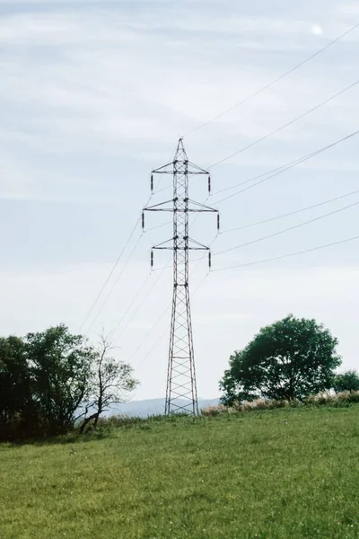 Vysílací Věže Krajině Napěťové Elektrické Tyče Kabely Zeleném Poli Pod — Stock fotografie
