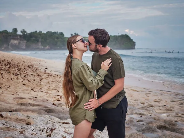 Ein Verliebtes Paar Küsst Sich Sandstrand Mit Dem Blauen Meer — Stockfoto