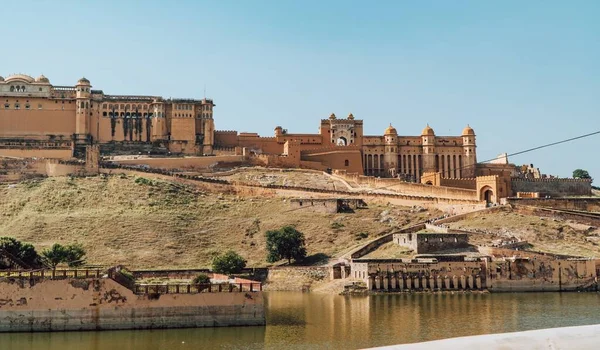 Uma Vista Palácio Amber Jaipur Índia Com Uma Margem Rio — Fotografia de Stock