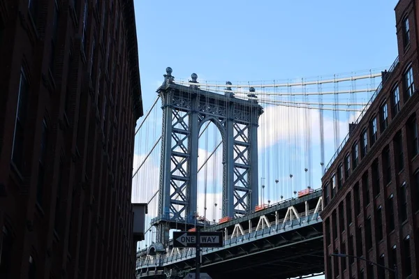 纽约布鲁克林曼哈顿大桥桥下的Dumbo大楼 — 图库照片