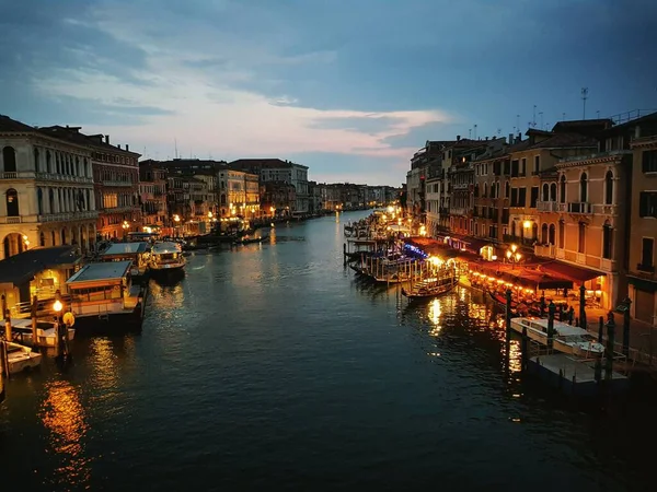 Vista Aérea Grande Canal Com Barcos Edifícios Iluminados Noite Veneza — Fotografia de Stock
