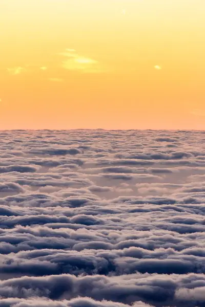Hipnotyzujący Widok Zachodu Słońca Niebo Nad Bufiastymi Chmurami — Zdjęcie stockowe