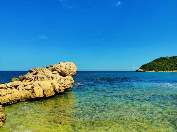 Güzel Şeffaf Akdeniz Mavi Suları — Stok fotoğraf