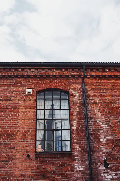 Plan Vertical Une Fenêtre Acier Sur Mur Briques Rouges — Photo