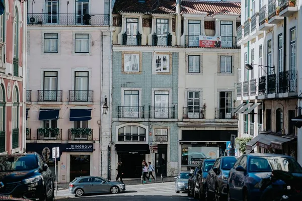 ポルトガルのリスボンにある古典的な建物の通りの景色 — ストック写真