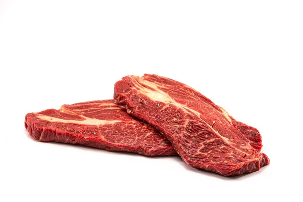 Los Trozos Jugosa Carne Roja Cruda Aislados Sobre Fondo Blanco — Foto de Stock