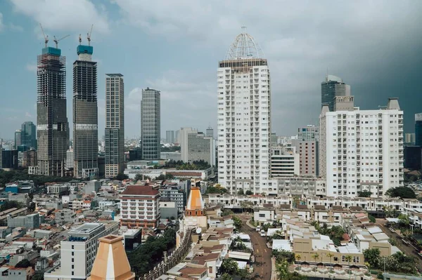 Endonezya Sisli Bir Gökyüzünün Altındaki Jakarta Şehir Manzarası — Stok fotoğraf
