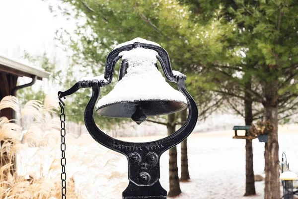Eine Selektive Fokusaufnahme Einer Gusseisernen Glocke Die Mit Schnee Bedeckt — Stockfoto