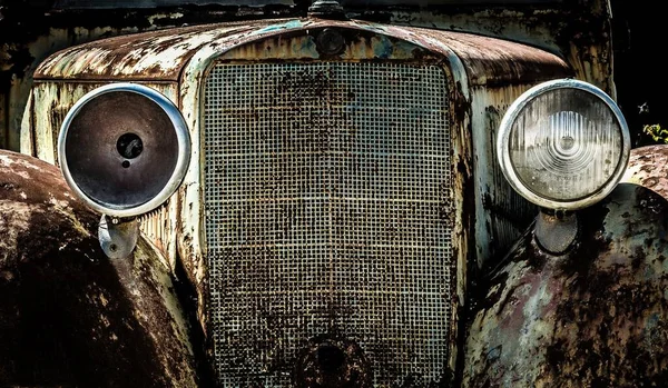Parte Frente Velho Carro Abandonado Com Faróis Quebrados Grill Enferrujado — Fotografia de Stock