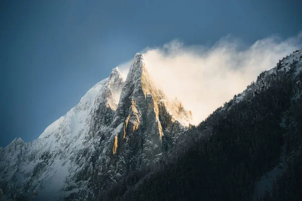 Sis Içinde Nefes Kesen Karlı Bir Dağ — Stok fotoğraf