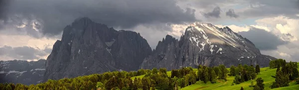 Panoramatická Krajina Dolomitských Hor Mlhavou Oblohou Trentino Jižním Tyrolsku Itálie — Stock fotografie