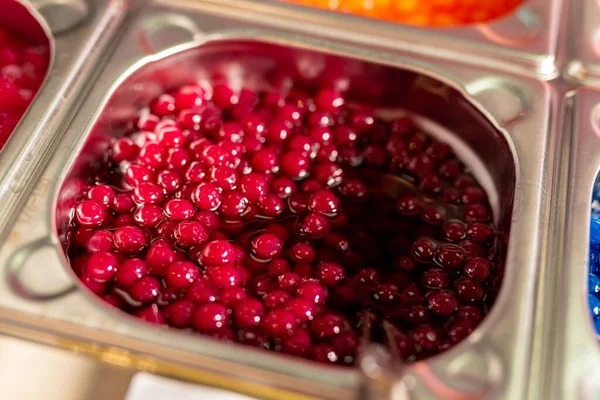 Ein Selektiver Fokus Von Bunten Rogen Kaviar Lebensmitteln Auf Stangen — Stockfoto