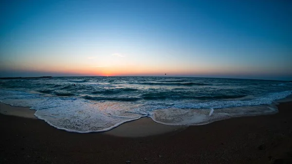 夕阳西下 一缕美丽的海浪拍打在海岸上 — 图库照片