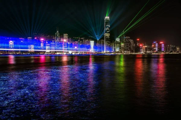 Una Ciudad Costera Por Noche Con Resplandor Coloridas Luces Neón — Foto de Stock