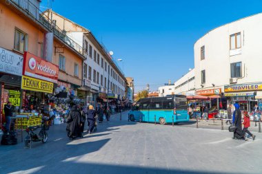 Türkiye 'nin Konya ilçesinde gündüz vakti sokakta yürüyen insanlar