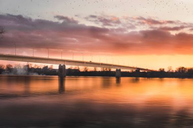 İlk Tayland-Lao Dostluk Köprüsü Vientiane, Laos 'ta gün batımında.