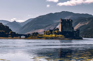 Eilean Donan Kalesi 'nin ünlü kalıntıları ve İskoçya kıyıları.