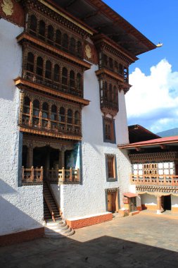 Bhutan 'daki mavi gökyüzüne karşı Punakha Dzong Sarayı' ndaki bir binanın cephesi.