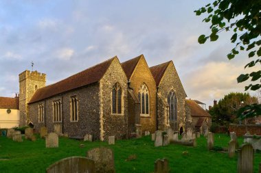 Gün batımında Canterbury 'deki St. Peter Anglikan Kilisesi.