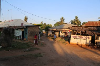 Kenya Ukunda 'da güneş ışığı altındaki evler ve sakinler