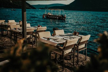Karadağ 'ın Kotor Körfezi kıyısında güzel boş bir restoran