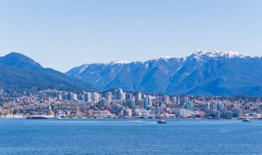 Kuzey Sahili Dağları 'nın ön plandaki binalarla güzel bir görüntüsü.