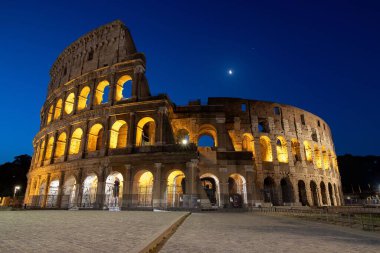 Roma, İtalya 'daki tarihi Colosseum' un gece gökyüzü manzarası
