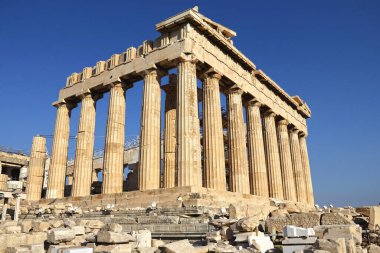 Yunanistan 'ın Atina kentindeki bulutsuz mavi gökyüzüne karşı Akropolis' in alçak açılı çekimi