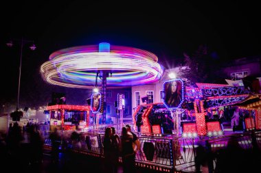 St. Giles, Oxford 'daki yıllık sokak fuarında parlayan parlak arabaların uzun pozu.