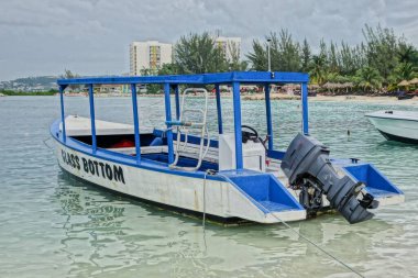 Montego Körfezi, Jamaika 'da demirlemiş camdan bir tekne.