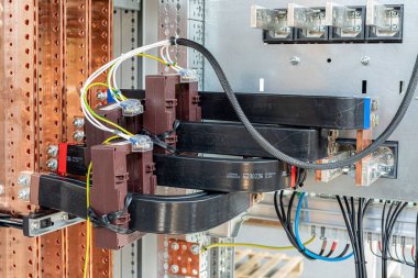 Gerilim dönüştürücülerinin sıkıştırılmasının yakın plan görüntüsü