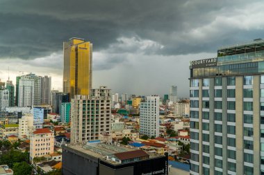 Kasvetli bir günde Phnom Penh şehir merkezinin hava manzarası