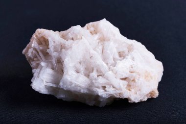 Siyah arka planda bir Natrolite mineralinin yakın plan görüntüsü
