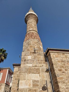 Mavi gökyüzüne karşı Yivliminare Camii 'nin dikey alçak açılı görüntüsü