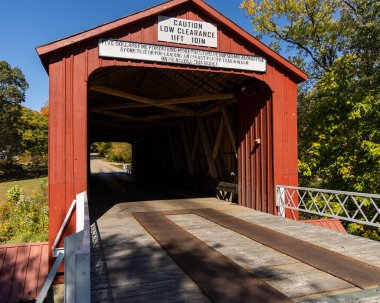 Princeton, IL 'de eski kırmızı kaplı köprü.