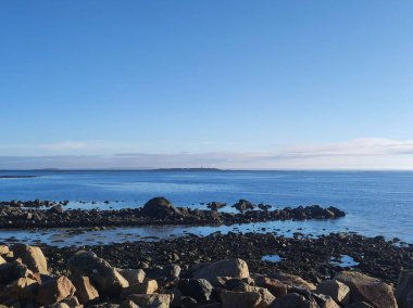 Kayalardan yapılmış güzel mavi kıyı