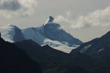 Kış boyunca güzel dağların havadan görünüşü