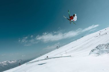 Kışın bir kayak merkezinden güzel bir manzara